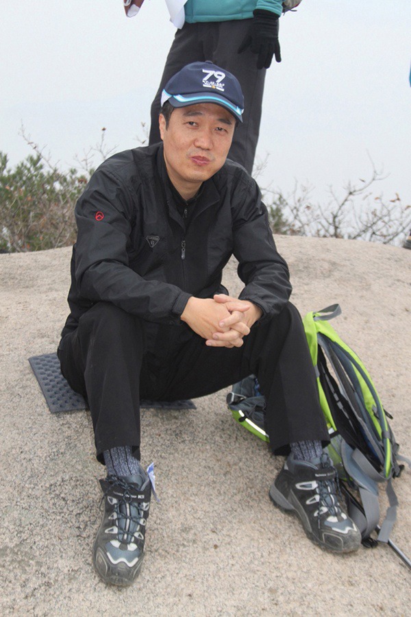 정상에서....이재만 감사님.jpg